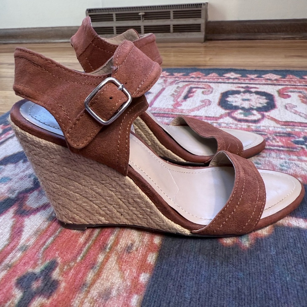 The perfect espadrille sandal! Size 7.5